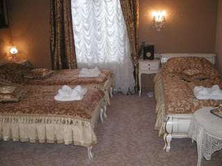 Отели типа «постель и завтрак» Hotel Restauracja Karkonosze Милкув Трехместный номер-3